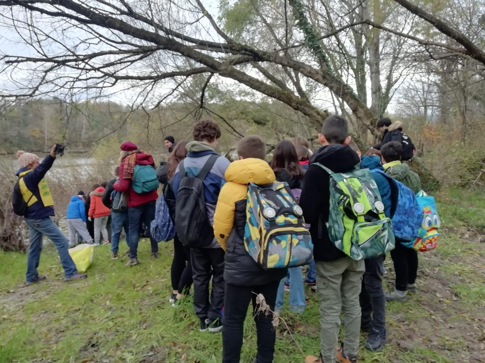 Copertina per Isonzo inquinato, gli studenti rimuovono 6 chili di rifiuti a Gorizia